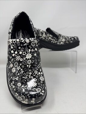NWT Easy Works by Easy Street Leather Black & White Floral Comfort Shoes Size 9